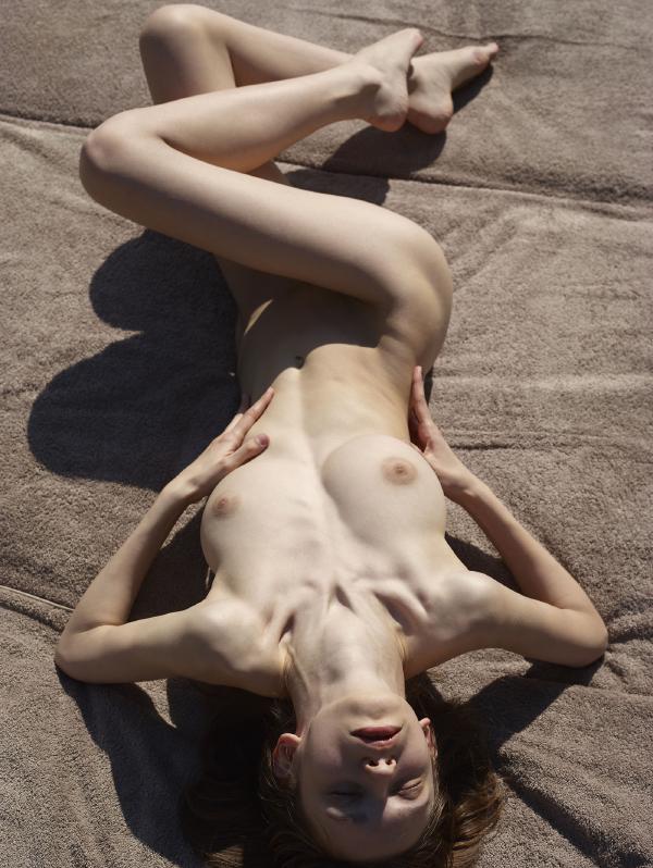 Aya Beshen naakt zonnebaden #6