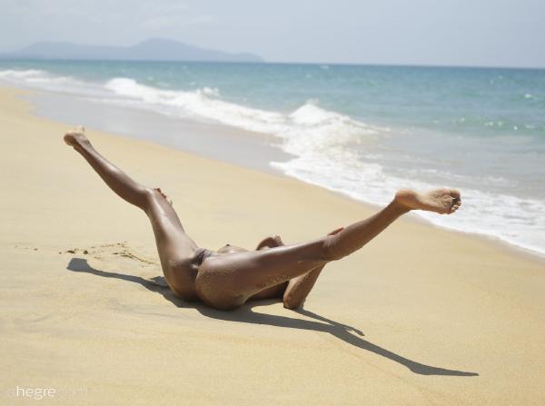 Chloe acrobazie sulla spiaggia nuda #45