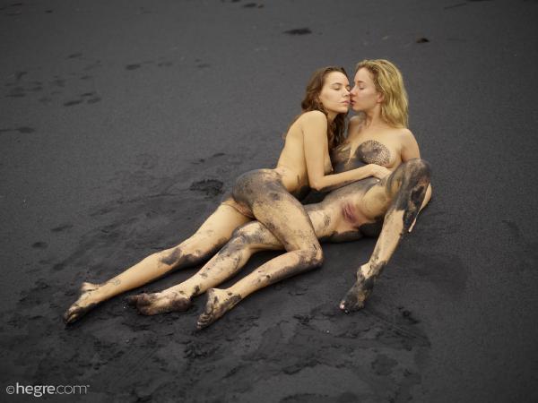 Clover und Natalia A Schwarzer Strand Bali #35