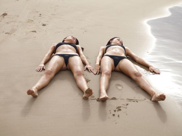 Gloria y Nicole bikinis negros #40