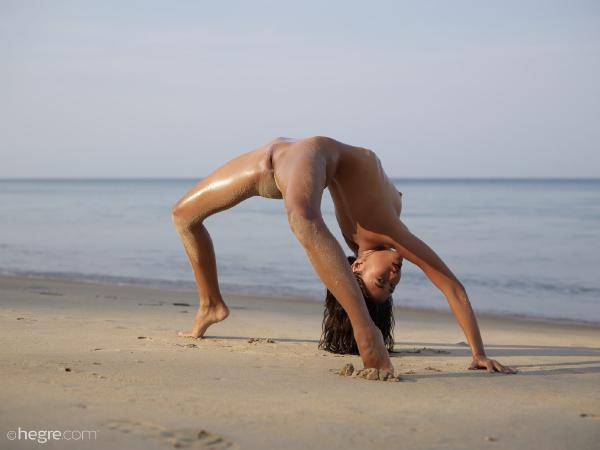 Hiromi acrobatiques sur la plage #13