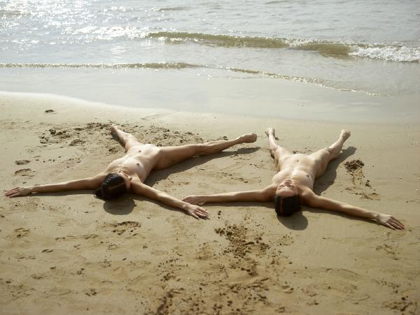 Julietta y Magdalena contorsiones en la playa #1