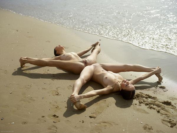 Julietta und Magdalena  Verrenkungen am Strand #13