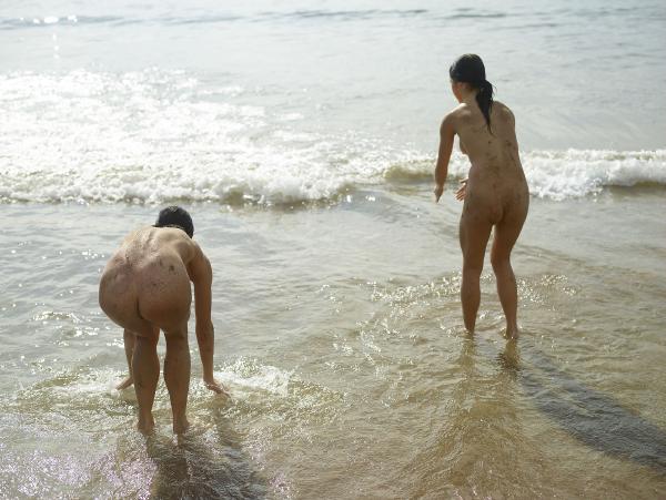 Julietta and Magdalena beach contortions #33