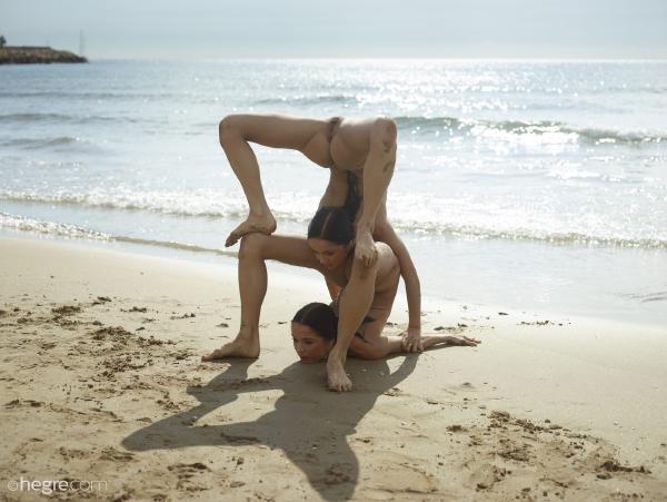 Julietta y Magdalena diversión en la playa #15