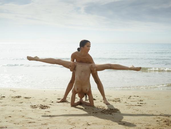 Julietta and Magdalena flexi beach bodies #37