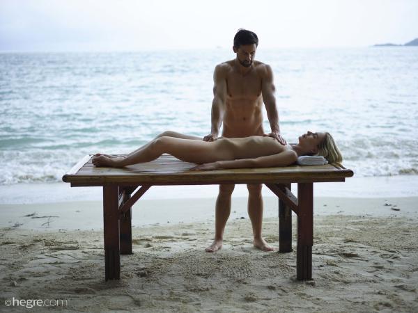 Marika en Alex erotische strandmassage #10