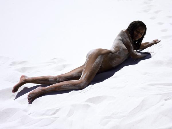 Naomi les pieds dans la sable #84