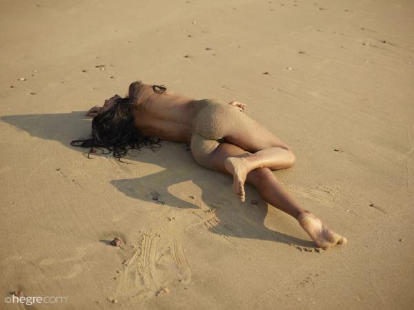 Nuna beach body #28